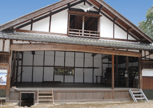 深萱農村舞台の外観