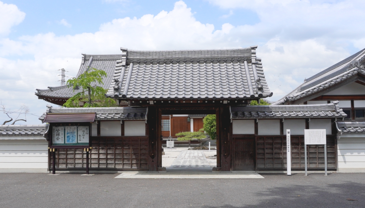 長蔵寺の山門