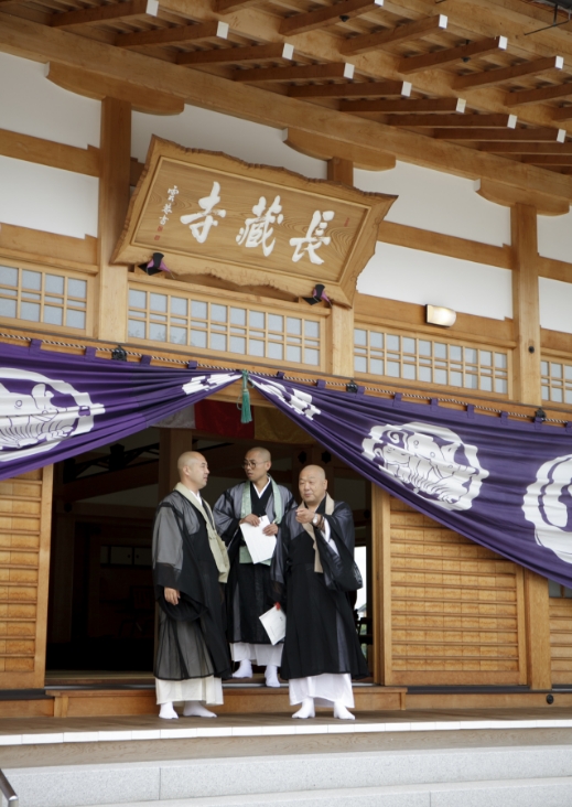 長蔵寺本堂前の僧侶