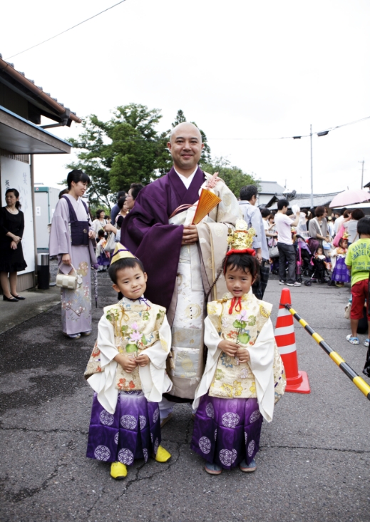 稚児行列に参加する子どもたち