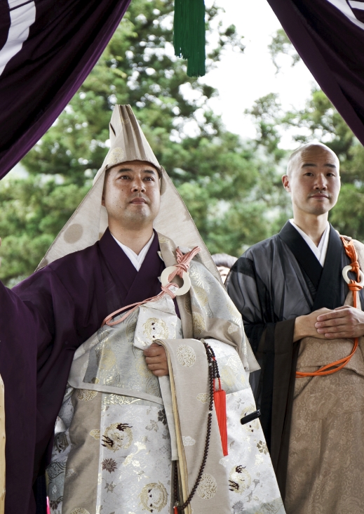 寺院行事に臨む僧侶