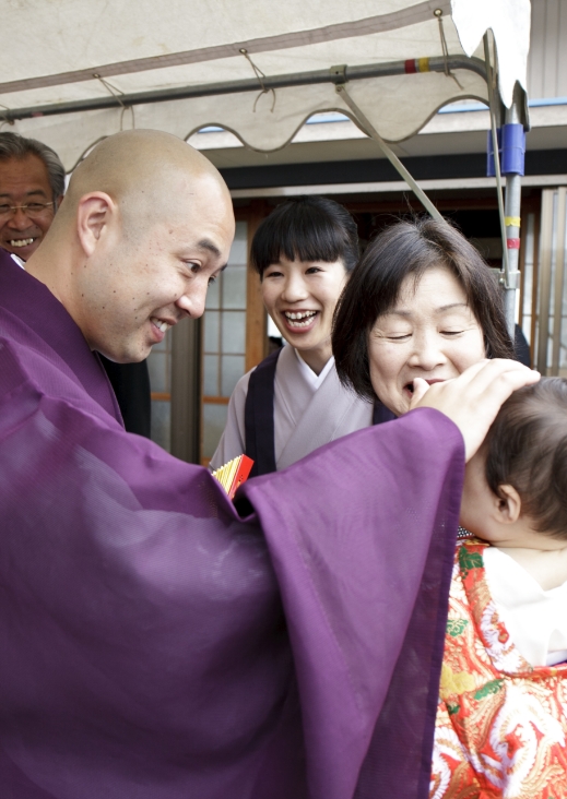 子どもの祝い事に立ち会う僧侶